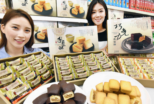 홈플러스 서울 강서점에서 모델들이 대만 디저트 '펑리수'를 선보이고 있다. 홈플러스 제공